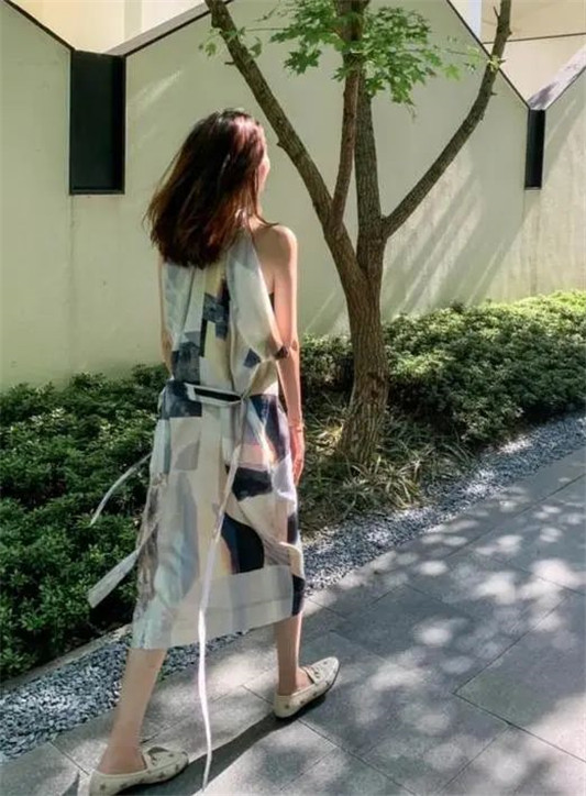 三木博主带火无袖连衣裙，白色修身裙装优雅甜美还显瘦  无袖 连衣裙 设计 第6张
