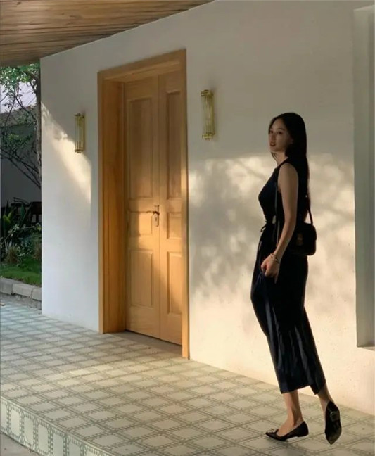 三木博主带火无袖连衣裙，白色修身裙装优雅甜美还显瘦  无袖 连衣裙 设计 第7张