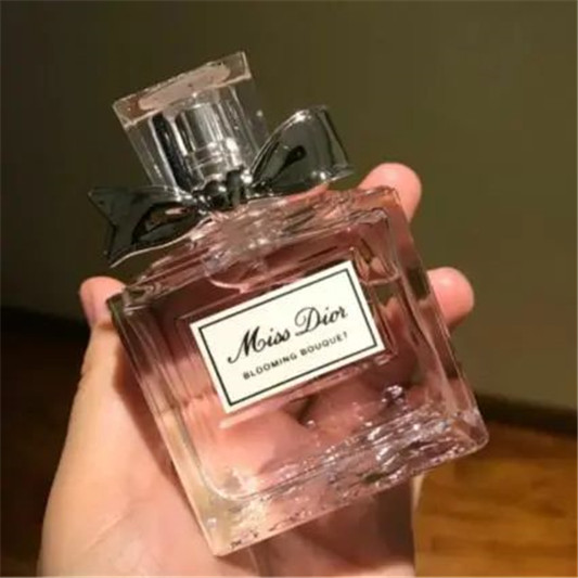 女孩拥有这几款好物「体香」迷人，秒变身「香妃」