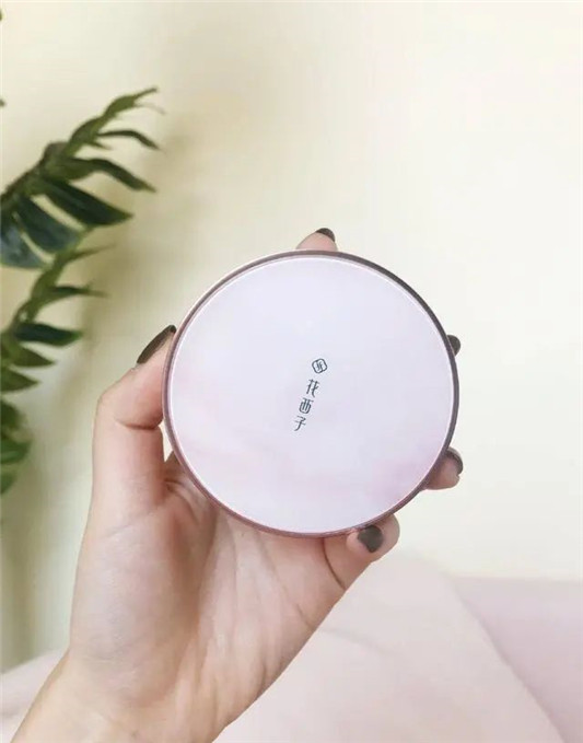 很火却很难用的化妆品「花西子散粉难取粉，红地球粉底液妆感重」