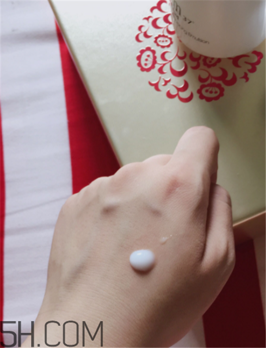 sum37度呼吸保湿乳油不油，适合什么肤质  sum37 乳液 呼吸37度 第1张