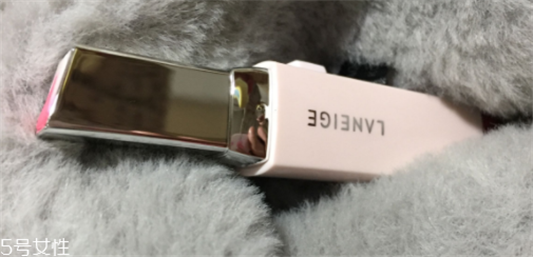 兰芝V型唇膏01号色是什么样的，淡粉色很温婉  兰芝 唇膏 呼吸37度 第3张