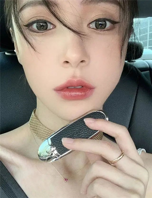 一看就觉得很贵的口红非娇兰莫属，不是平价口红能比的  口红 娇兰 的是 第4张
