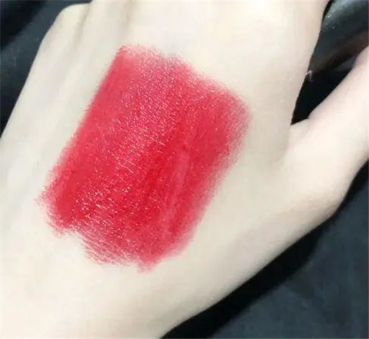 MAC最值得入的口红，rubywoo经典正红色，316显白，牛血色很秋冬  口红 小编 这是 第6张