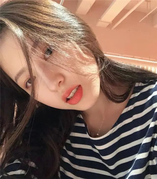聚会不想输气场包里常备这几支口红，显白有气质，黄皮涂更好看  质地 口红 滋润 第2张