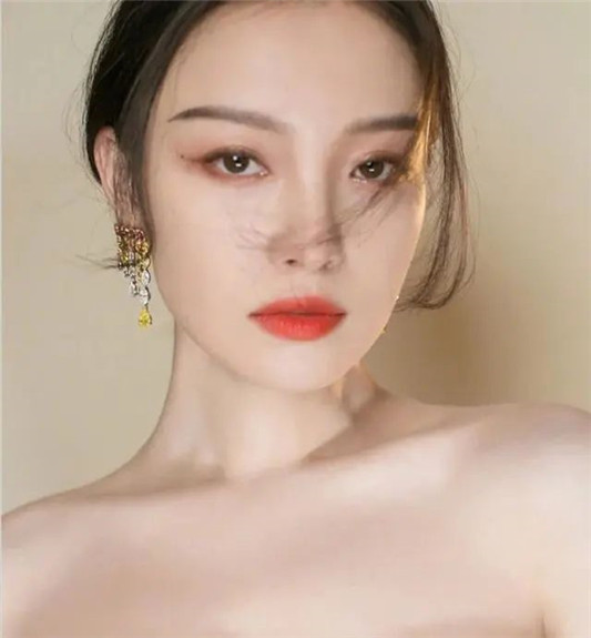聚会不想输气场包里常备这几支口红，显白有气质，黄皮涂更好看  质地 口红 滋润 第4张
