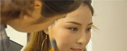 化妆不用修容和腮红可以吗