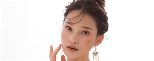 颧骨高的腮红怎么打显脸小