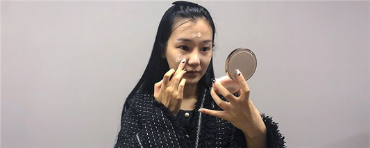 遮瑕颜色选深还是浅