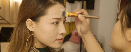 适合化浓妆的女生