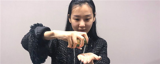 脱妆之后怎么补妆，先把脸上的油吸掉