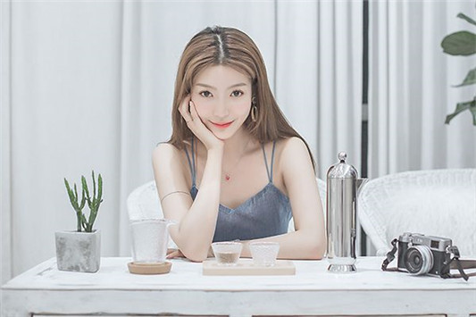 接受不了素颜的自己，和化妆和美颜后差别太大