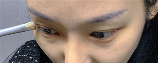 单眼皮肿眼泡怎么画眼妆，消除眼皮肿胀感眼睛更有神