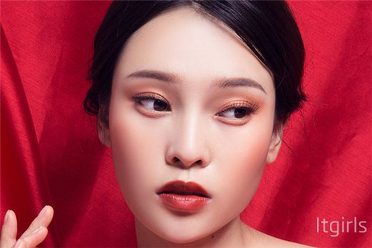 新年开运红眼妆怎么画，聚会见家长超适合