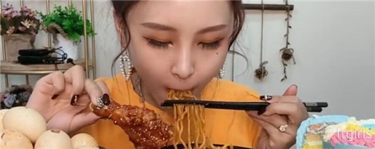 大胃王猫妹妹的妆容，吃东西时口红怎么处理