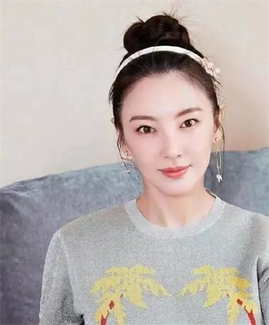 扒一扒黄圣依的化妆台，看看你有哪些同款  化妆 有哪些 你有 第2张