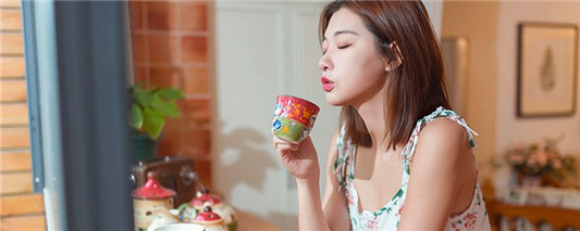 蜂蜜水有很好的美容效果，不仅如此对身体也好
