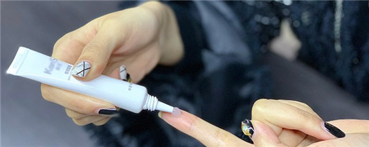 使用眼霜要注意这几点，眼部肌肤水当当  眼霜 肌肤 眼部 第2张