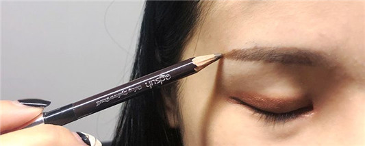 两眉毛之间长痘痘是什么原因