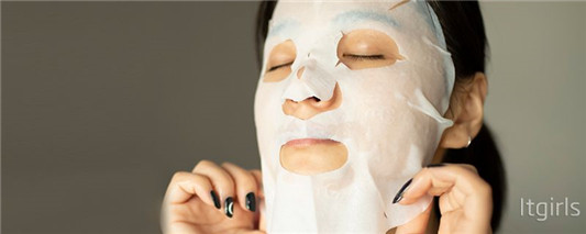 黑面膜一般有什么功效，和透明面膜有什么区别  2020 面膜 肌肤 第2张