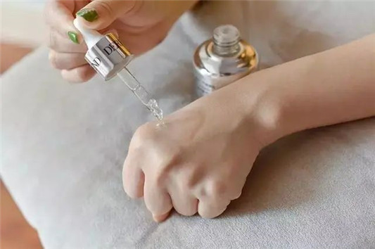 李佳琦晒出「续命」精华液,曝出价格后网友扔掉了兰蔻 2020 精华 精华液 第5张 李佳琦晒出「续命」精华液,曝出价格后网友扔掉了兰蔻 2020 精华 精华液 第5张