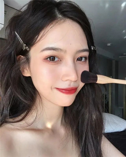 关晓彤涂全身高光，效果很惊艳