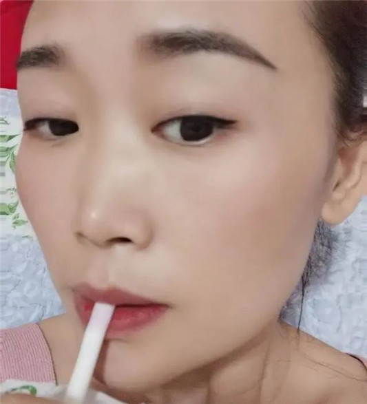 建议年轻女生不要纹「美瞳线」，不仅显老还有风险  2020 px 女生 第3张