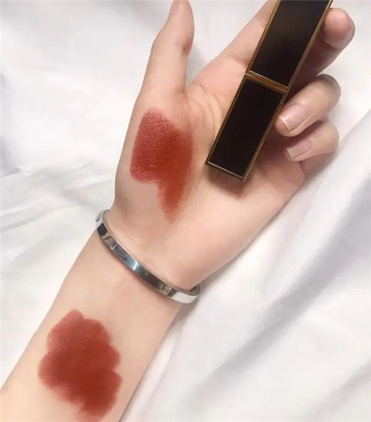TF口红「新品首发」，黑金细管的24号色被誉为「神仙色」  2020 细管 TF 第5张