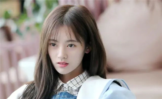 阿玛尼「青你色」唇釉强势来袭，鞠婧祎全身上阵试色