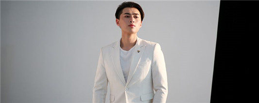 肤色比较黑的男生适合什么穿搭