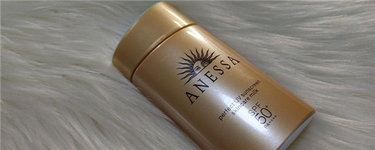 涂了粉底怎么补防晒霜