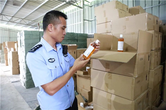 化妆品制假售假钟爱兰蔻粉水，兰蔻粉水真假辨别图  2020 假货 粉水 第4张