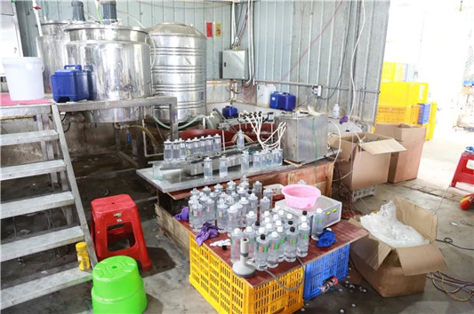 化妆品制假售假钟爱兰蔻粉水,兰蔻粉水真假辨别图 2020 假货 粉水 第10张 化妆品制假售假钟爱兰蔻粉水,兰蔻粉水真假辨别图 2020 假货 粉水 第10张