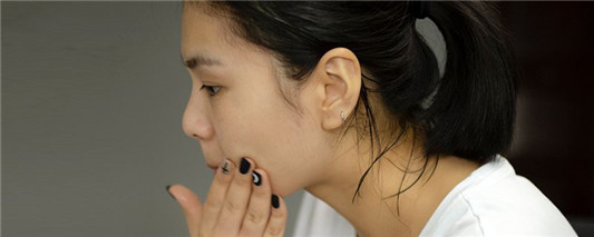 敏感干皮用卸妆油还是卸妆水