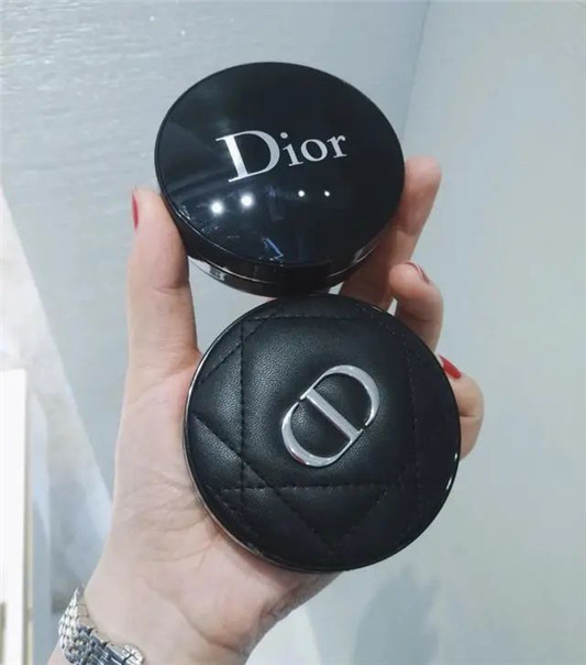 李佳琦推荐的五款气垫「迪奥一级控油 TF滋润遮瑕」