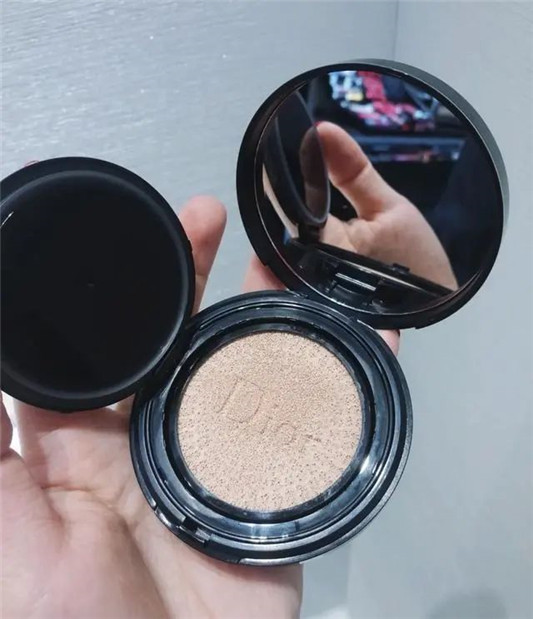 李佳琦推荐的五款气垫「迪奥一级控油 TF滋润遮瑕」  2020 气垫 效果 第2张