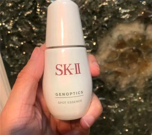 脸上有这些问题，不建议使用当下三大精华「看你是不是花冤枉钱了」