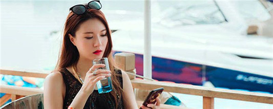 化完妆脖子黑喷什么