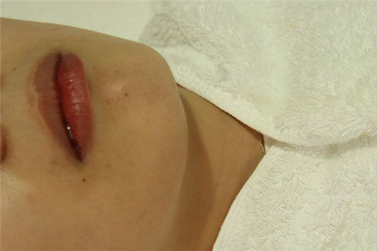 唇色深怎么涂口红，小妙招让你淡化唇纹  唇部 第2张