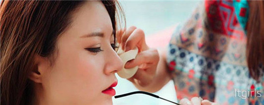 口红过期了还能用吗，继续使用可能会对嘴唇造成伤害