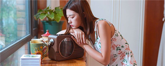 什么颜色美甲百搭衣服