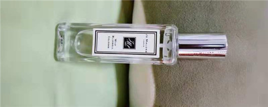 香水的使用可以增加女性魅力，但是使用方法不对也会使人反感  香水 第3张