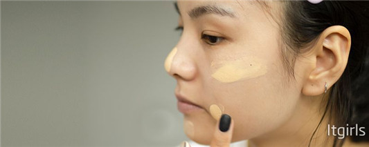 干皮如何上妆更贴合，加点精华让粉底液更好用