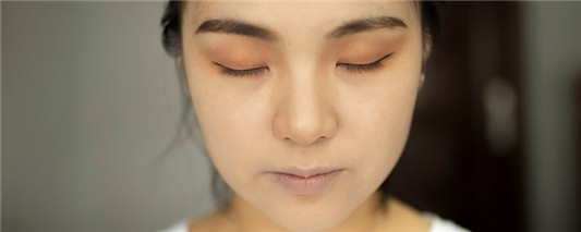 鼻翼比较大怎么画小