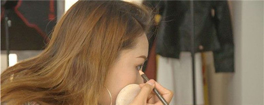 化妆步骤和所需要的化妆品 化妆技巧 化妆 第2张 化妆步骤和所需要的化妆品 化妆技巧 化妆 第2张