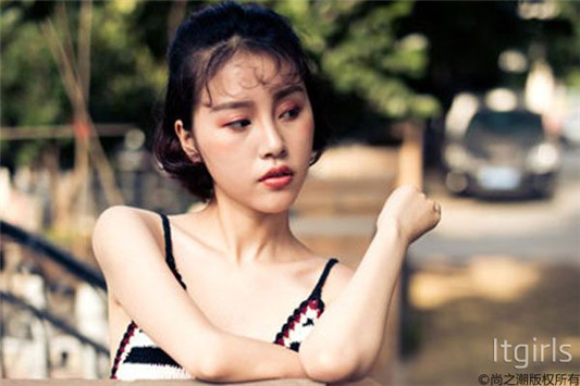 黑皮肤的人怎么化妆，粉底不要选太白的