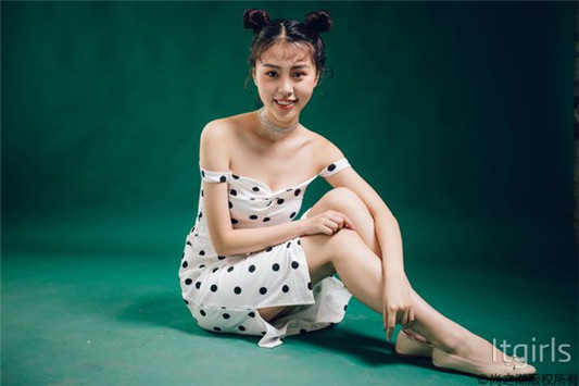 怎么化妆不晕妆，要分区使用妆前乳打底哦