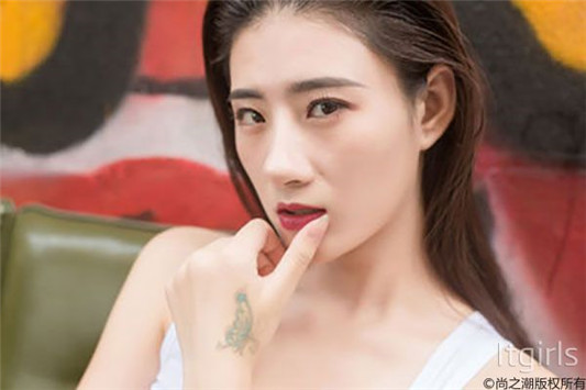 军训怎么化妆才不会花，防水彩妆和轻薄底妆是秘诀