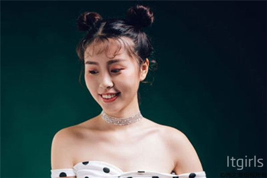 甜美可爱妆容画法，在淡妆的基础上加深