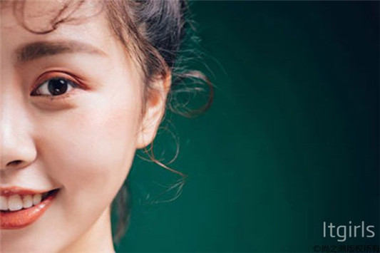 化妆什么时候贴假睫毛，一定要放在眼部打底之后